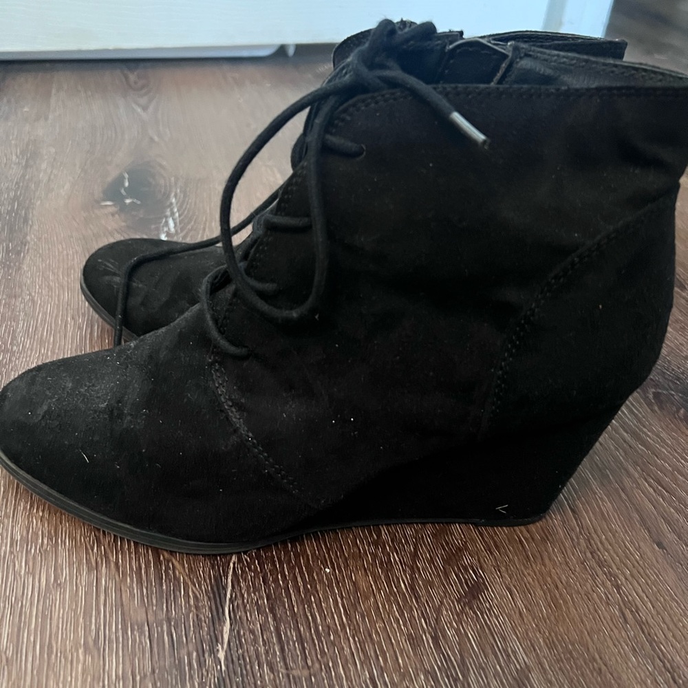 Women’s black booties size 10. Used. American rag.